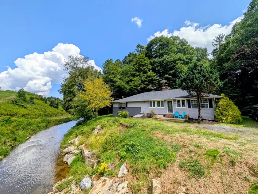 Pet Friendly 4 Bedroom River Overlook on 7 Acres - Image 1