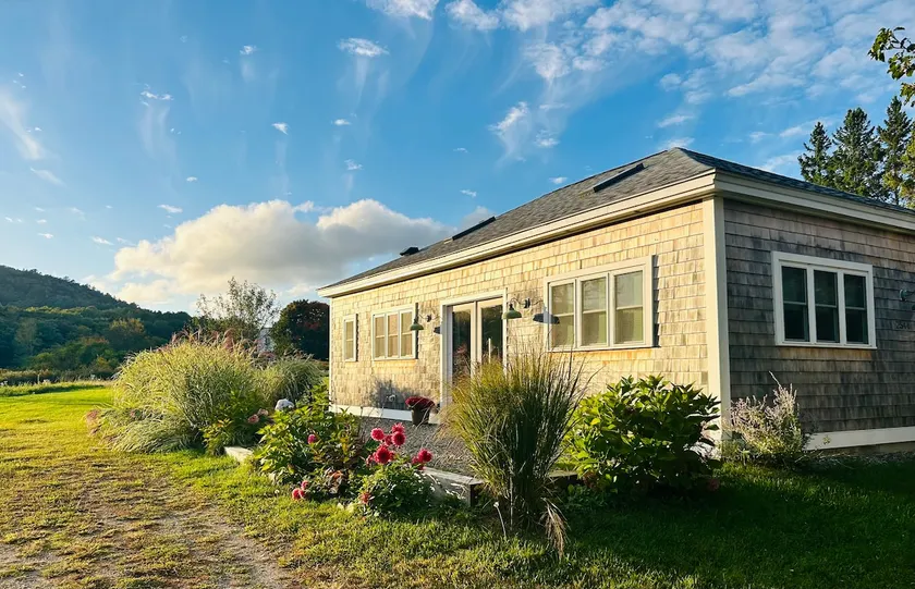 Sunny 2 Bedroom cottage - Walk to the beach! - Image 1