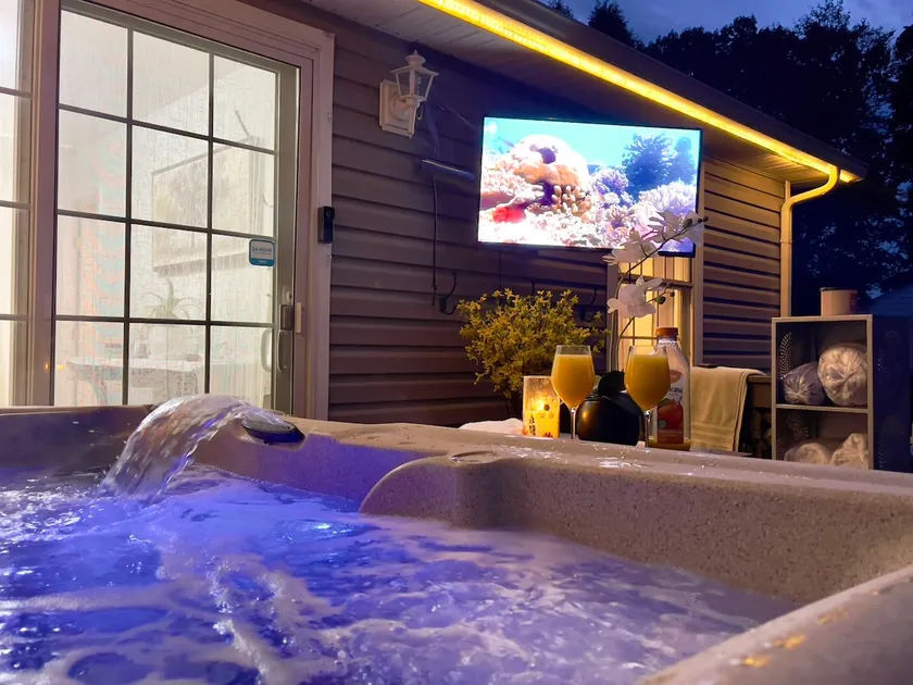 Beautiful and Cozy, Lake view, hot tub, privt yard - Image 1