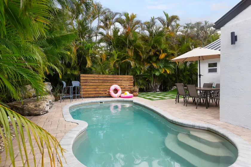 Jupiter Paradise Poolside Putting Retreat - Image 1