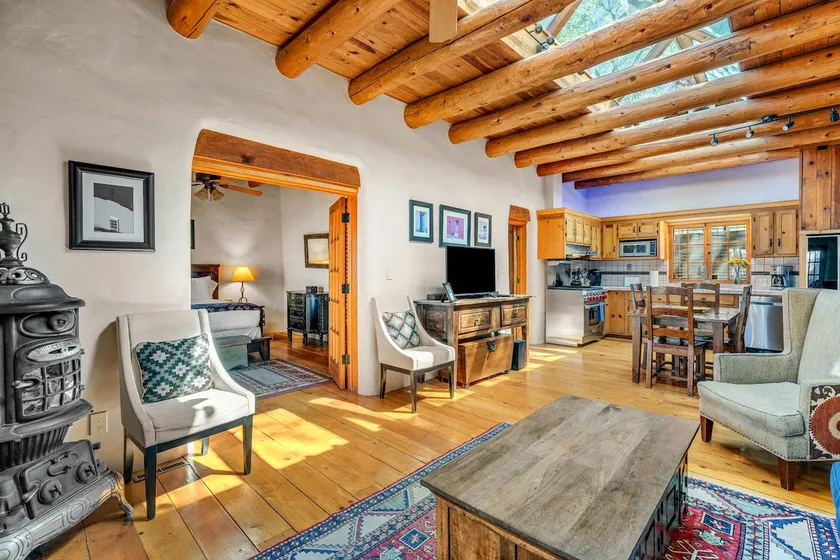 Natural Light, Gorgeous Patio, Perfect Location - Image 1