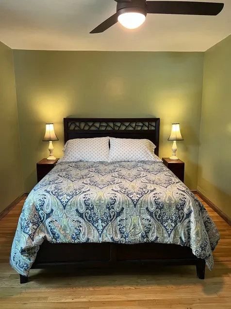DT Elegant 1 Bed w/fireplace Craftsman Duplex - Image 1