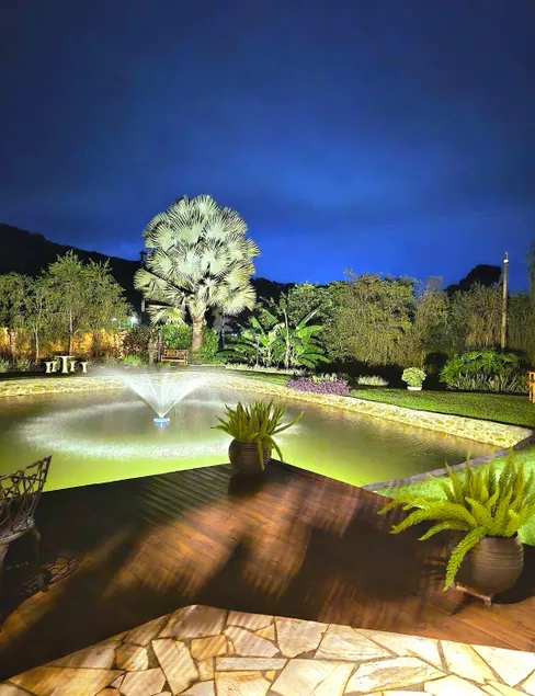 Retreat with illuminated lake, swimming pool and gourmet area - Image 1
