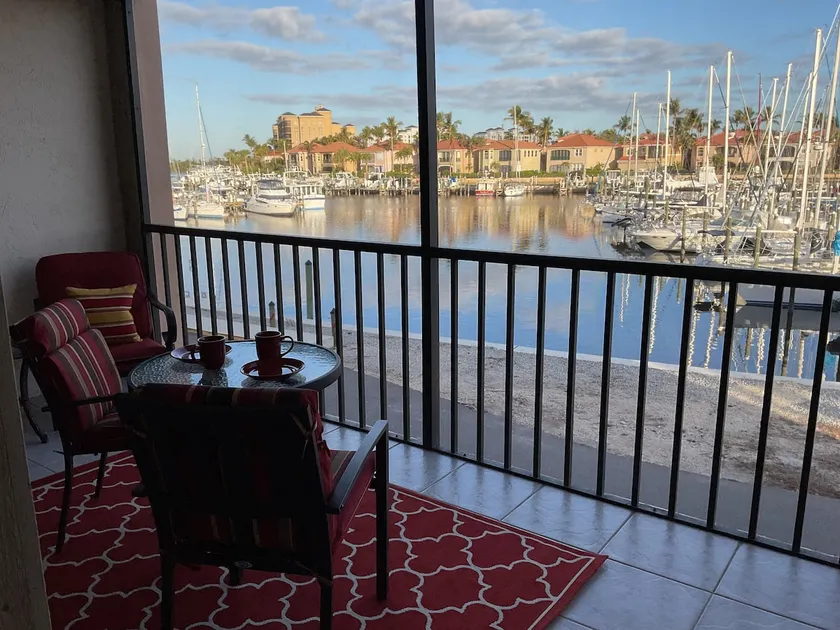 One-bedroom condo - overlooking the harbor! - Image 1