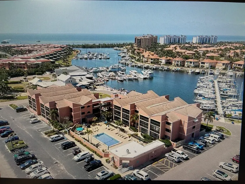 One bedroom condo - overlooking harbor! - Image 1