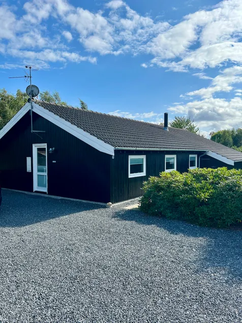 Well-equipped modern cottage - Image 1