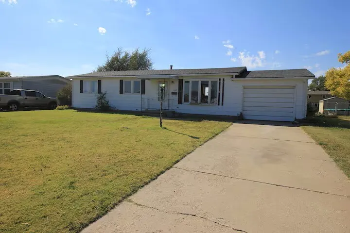 -Cheerful 3 bed home. Inside completely renovated! - Image 1