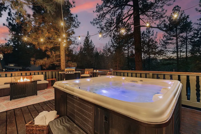 Spa on Elevated Deck | BBQ, Fire Pit & Views - Image 1