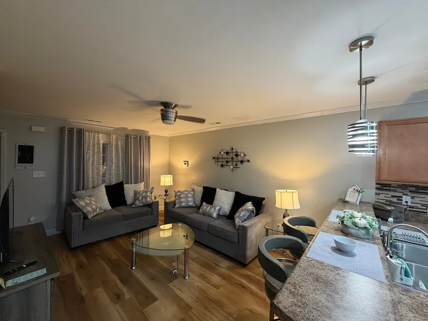 Cozy Townhome minutes to shopping and Base. - Image 1