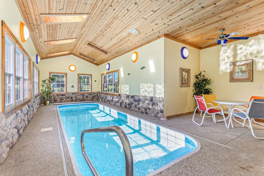 Hideaway Cabin: Private Indoor Pool, Stunning Log Cabin Near Wineries & Orchards - Image 1