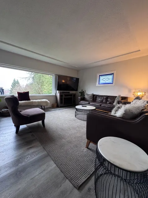 Spacious 3 bedroom 2 living room renovated house - Image 1