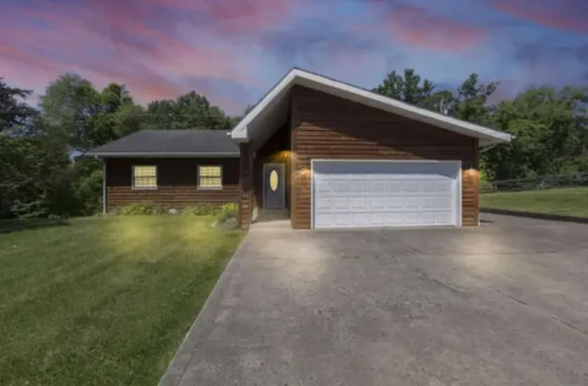 Hocking Hills Cedar Ranch Cabin w/relaxing Hot Tub - Image 1