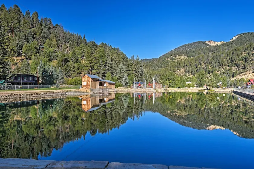 Red River Townhome with Balcony & Mtn Views! - Image 1