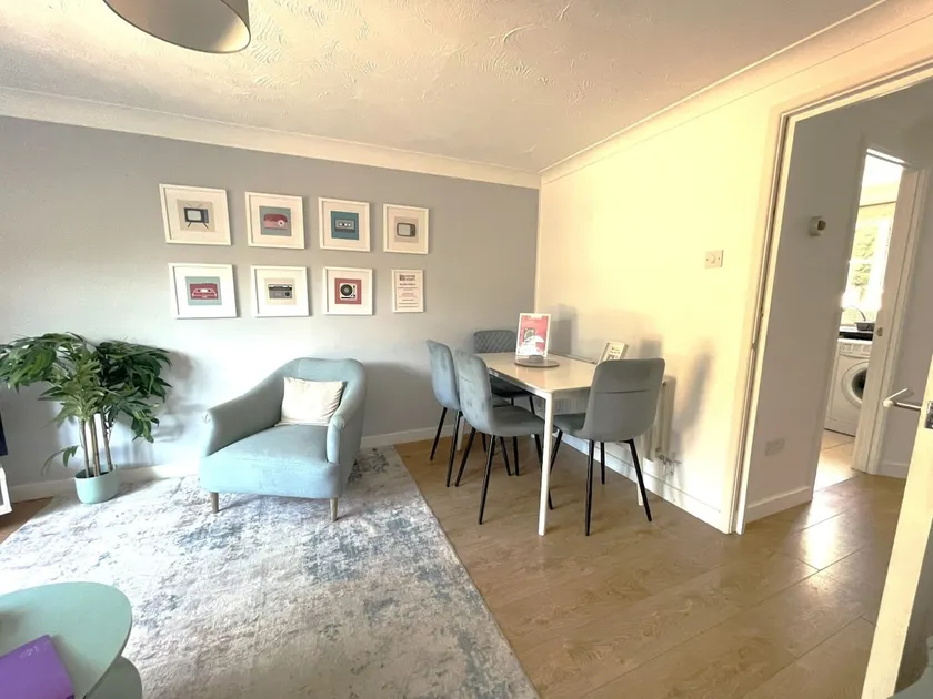 Modern 2 Bed House Sleeps 6 Southam Town Centre - Inspire Homes Ltd - Image 1