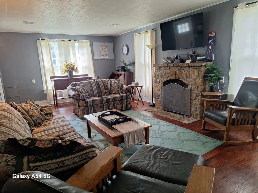 Renovated Bungalow with Cozy Gas Fireplace - Image 1