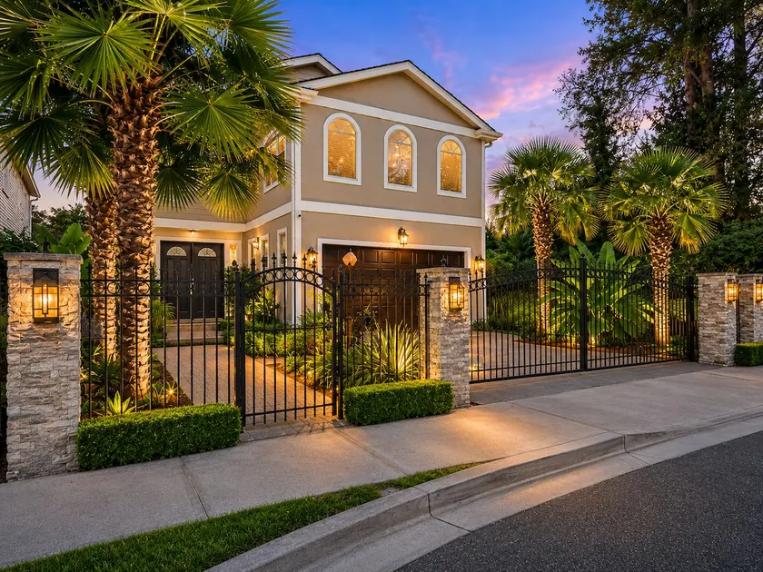 Comfort and Luxury Tropical Villa with EV Charger. - Image 1