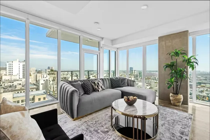 Cloud 9 LUX SUITE- DTLA Skyline Views - Image 1