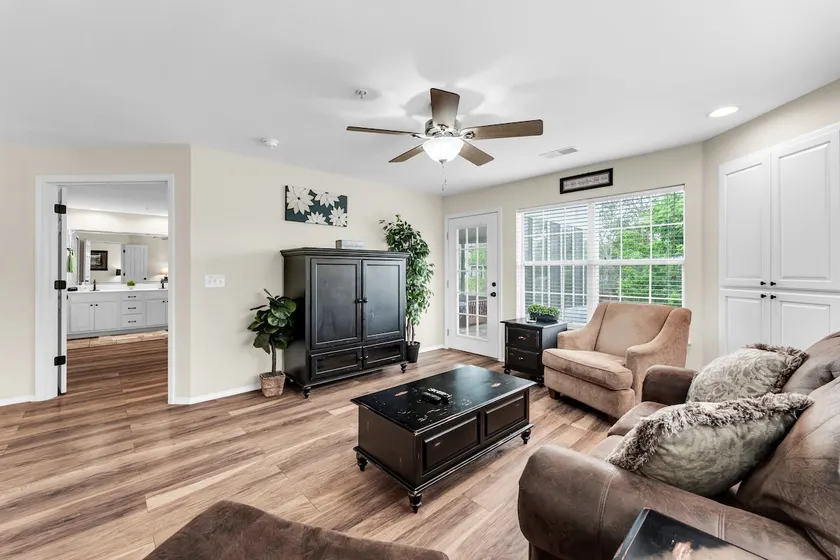 Large w Pond View, Lake Access, Fishing & Sunroom - Image 1