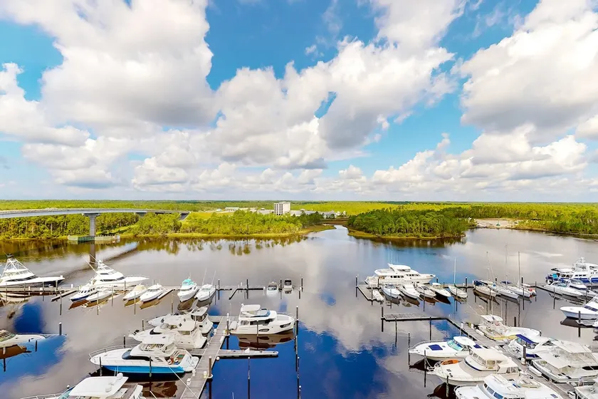 Clean & spacious Canalfront condo with pool & hot - Image 1