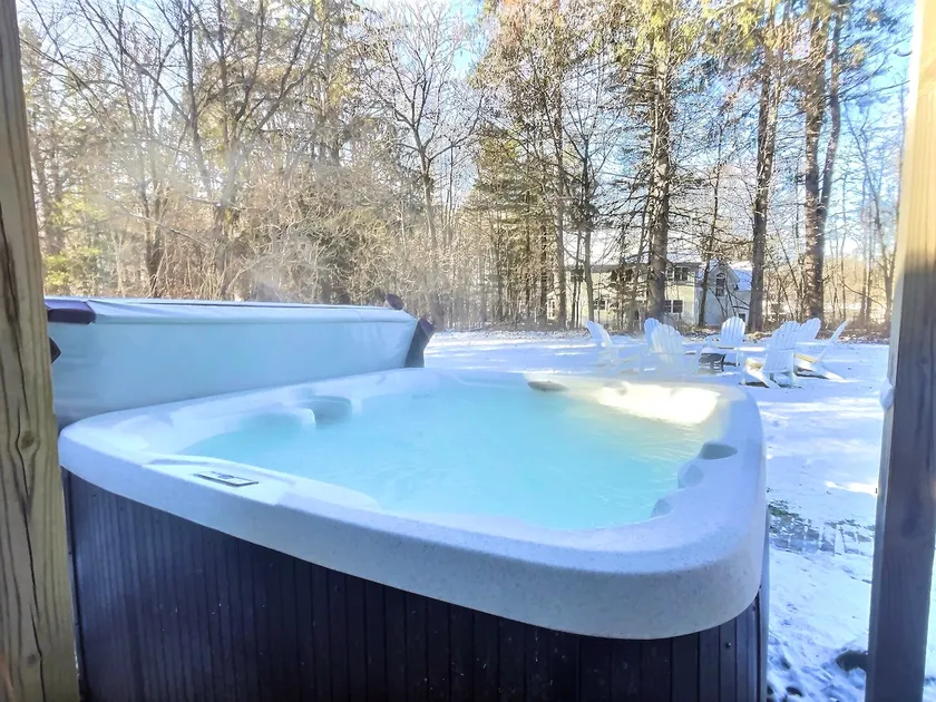 Couples Hot Tub Bliss, 5mi to Kingston - Image 1