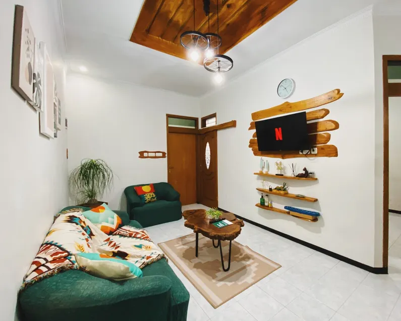 Omaha Homestay -Woody Green House with 3 Bed Rooms - Image 1