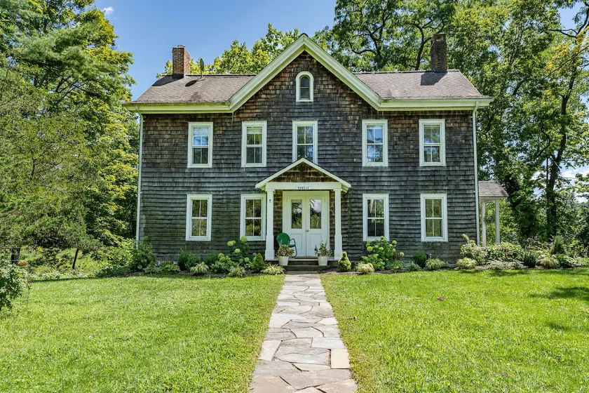 Farmhouse with fireplace and mountain views - Image 1