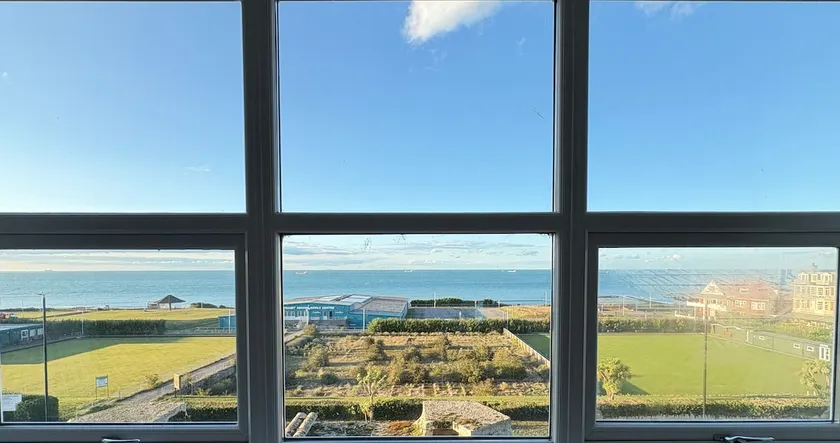 Sea-view Walpole Bay Writer’s Retreat - Image 1
