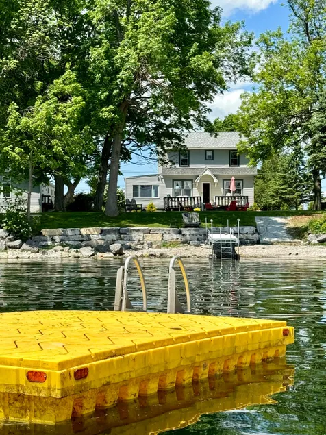 Charming cottage on Chaumont Bay, pet friendly, kayaks, dock, ICE FISHING - Image 1