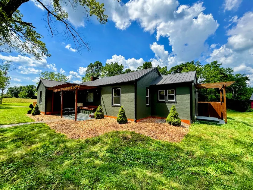 Peaceful Getaway| Hot Tub, Trails, Fenced yard - Image 1