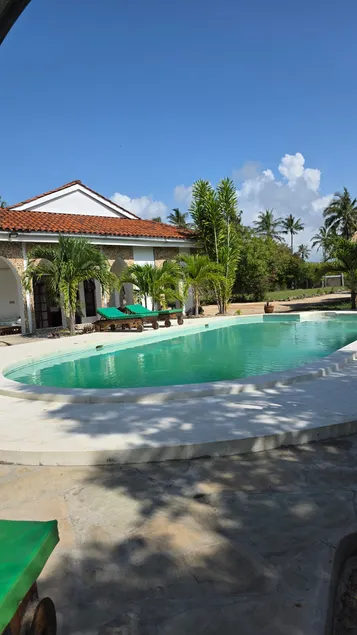 Cool and relaxing 4 bedroom villa with a pool and bar. Awesome for group trips and large families .. - Image 1