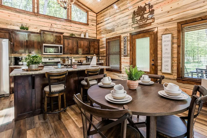 Brand New Calvert's Copper Cabin for Couples, Hot Tub, Free Firewood - Image 1