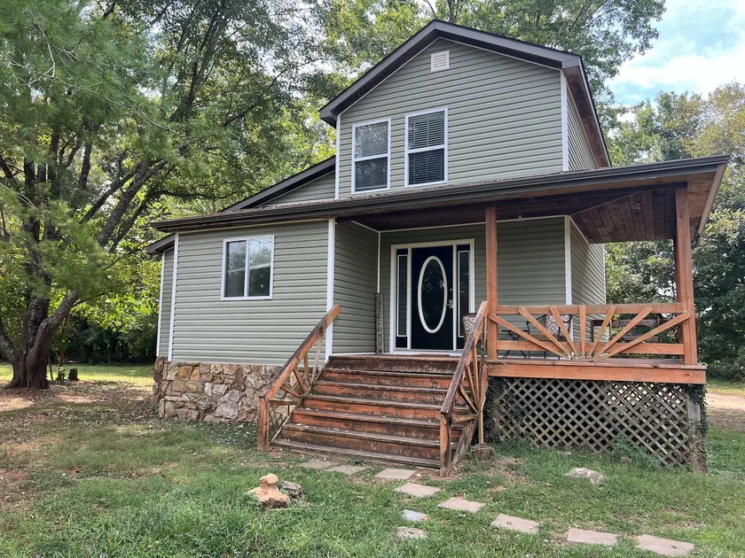 Cute 3-bedroom cabin right on the river front - Image 1