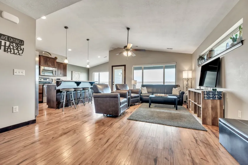 Simply Stunning Bridges Bay Retreat Cabin Accommodates 11 - Image 1