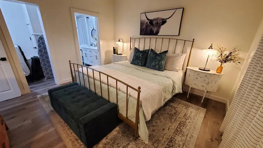 King Bed Suite. Internet, Coffee, Snacks, Wlife - Image 1