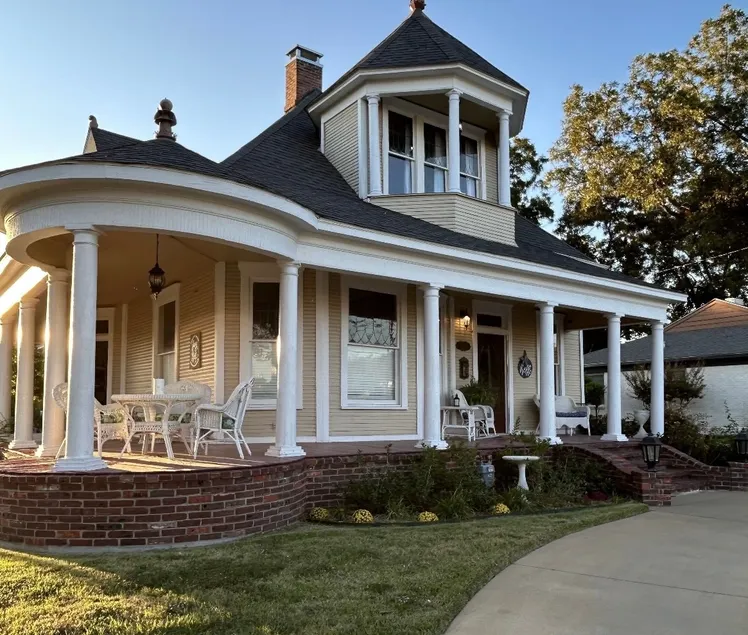Davis Street Victorian - Image 1