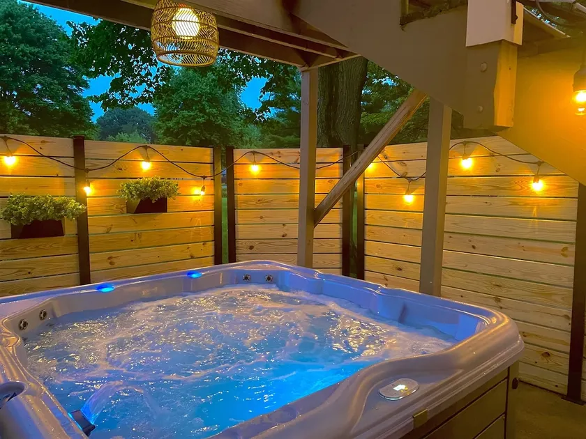 Geneva Loft, Hot Tub + Arcade *Mins to Spire, Wineries and I-90* Great Location - Image 1