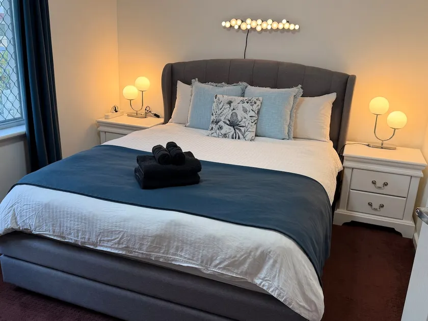Bentley Cosy 3 Bedroom Home | Netflix Alexa - Image 1