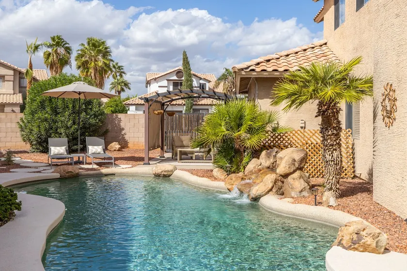 Perfect Family Haven: 5BR,Heated Pool + Golf Green - Image 1