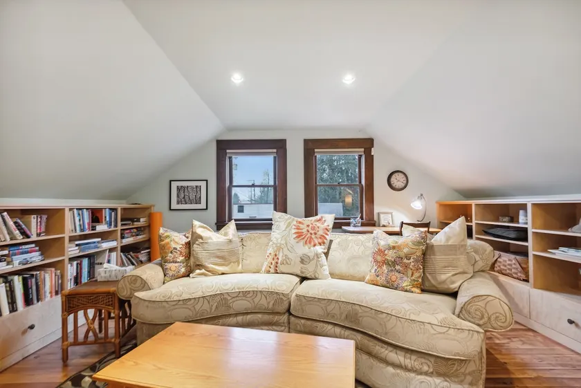 Charming Loft in Shawnigan Lake Village - Image 1
