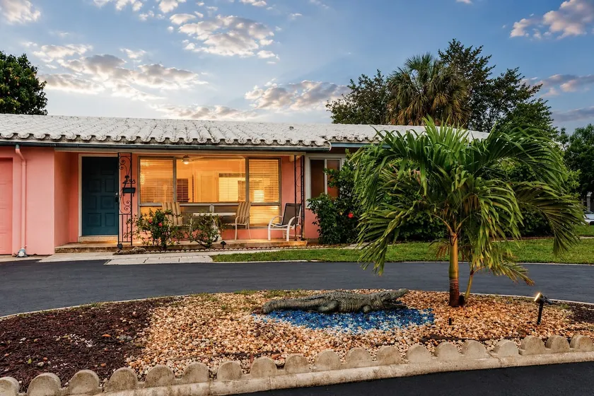 Retro Fla Home • Hot Tub • Pets OK • Walk to Beach - Image 1