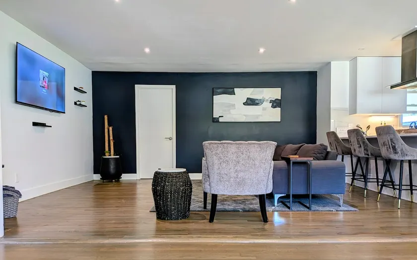 The Oak Tree Oasis - Huge + 2 Master Bedrooms - Image 1
