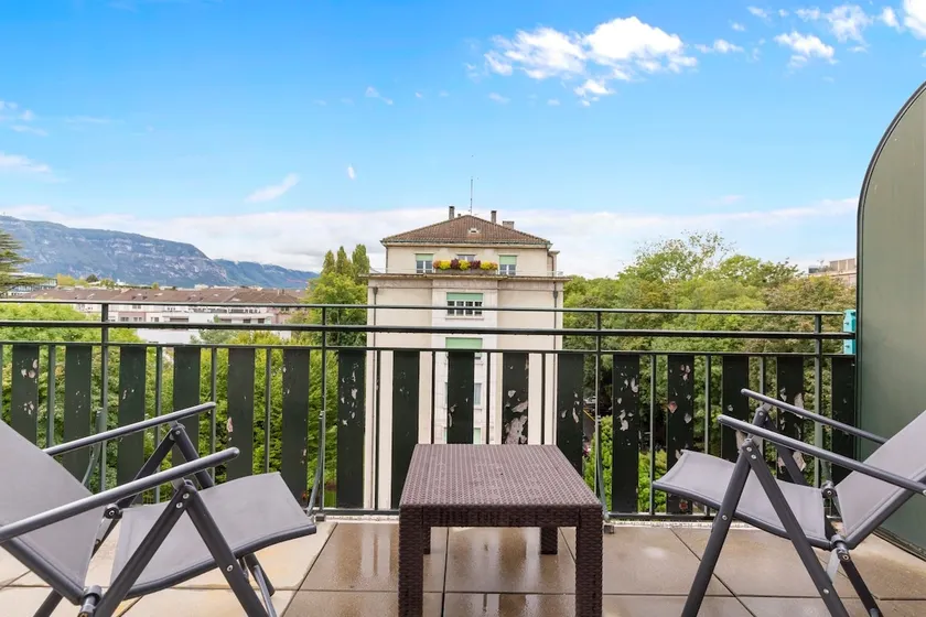2Bd Apartment Terrace heart of Geneva - Renovated - Image 1