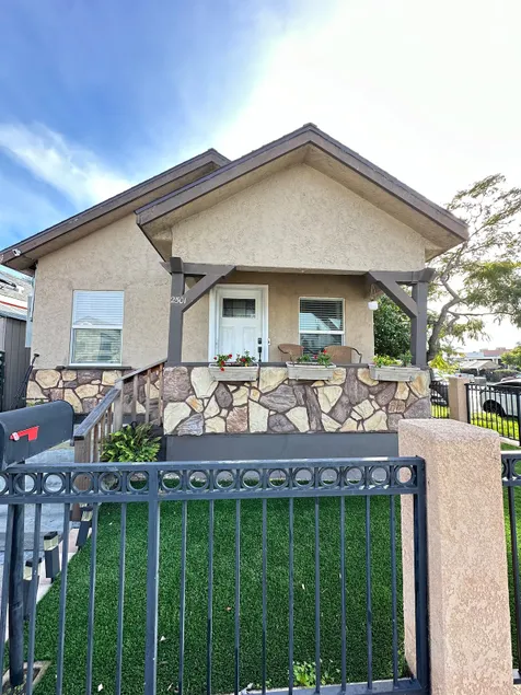 Cozy Home 15 Minutes to Beach, 1 mile to DT - Image 1