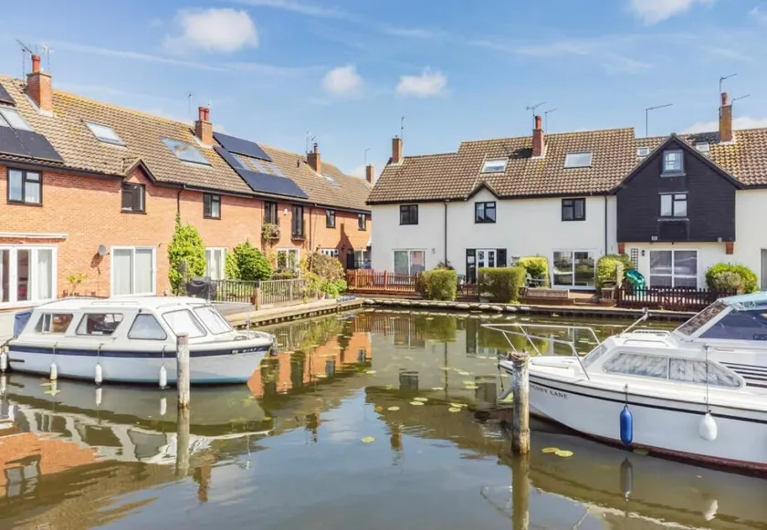 Self Catering 5 Bedroom Waterside Retreat Cottage Wroxham, Norfolk Broads, Eng - Image 1