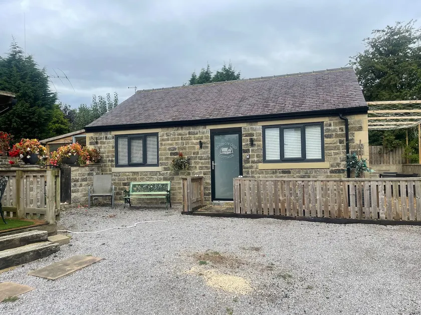 charming 2 bed cottage located on small farm - Image 1