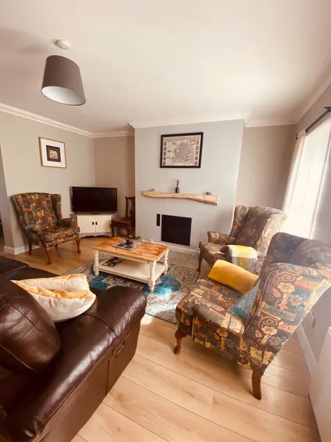 Cosy 3 bedroom townhouse with wood pellet stove! - Image 1