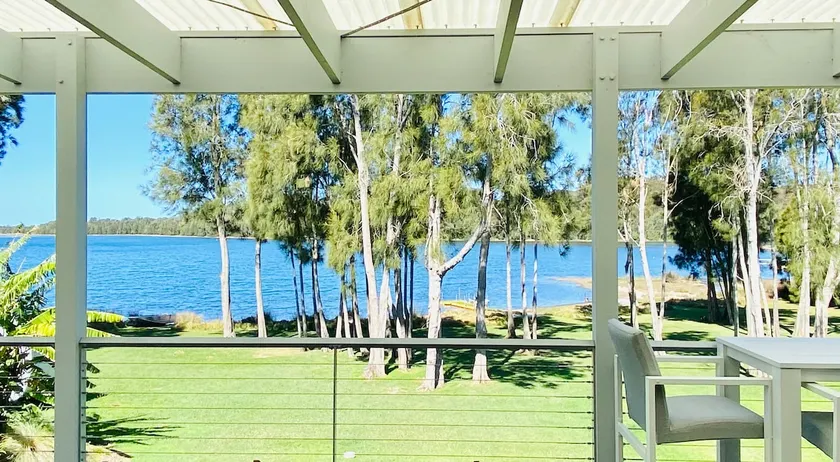 Memories Lakehouse at Dalmeny - pet friendly, waterfront, Sunday check out 3pm! - Image 1