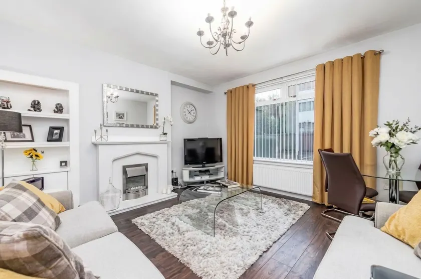 Contractor & Family Friendly Falkirk Home for 6 - Image 1