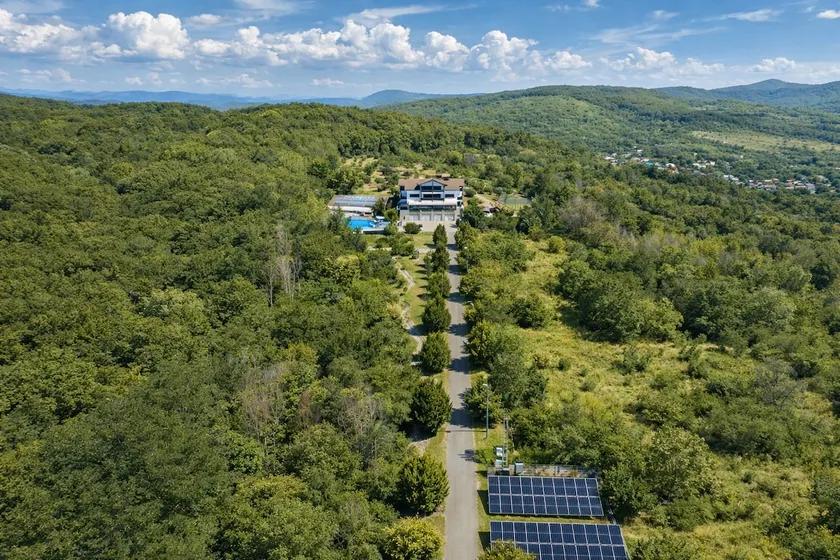 Stunning Manor on Top of the Hills - Image 1