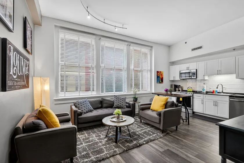 Beautiful Designer 1 BR - Walk to the Quarter! - Image 1